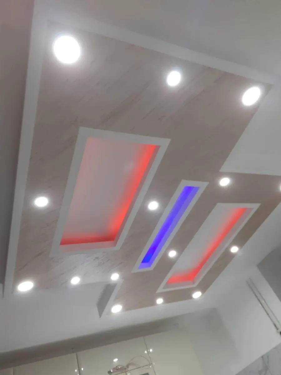 Dekorativni spušten plafon sa LED rasvetom u boji