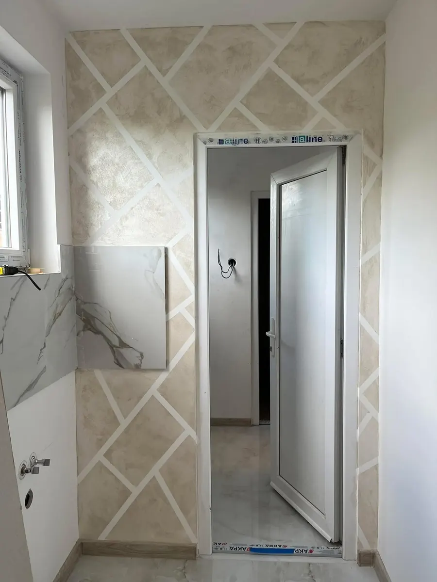 Dekorativna obrada zida sa geometrijskim uzorkom