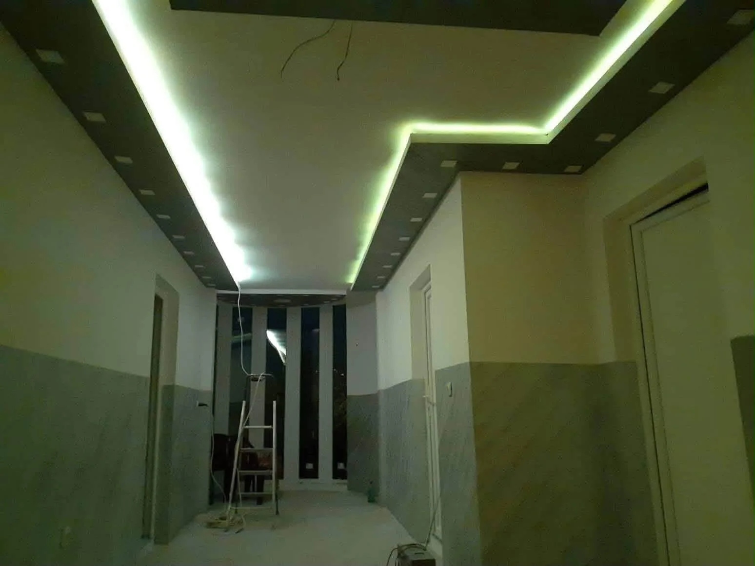 Spušten plafon sa LED rasvetom