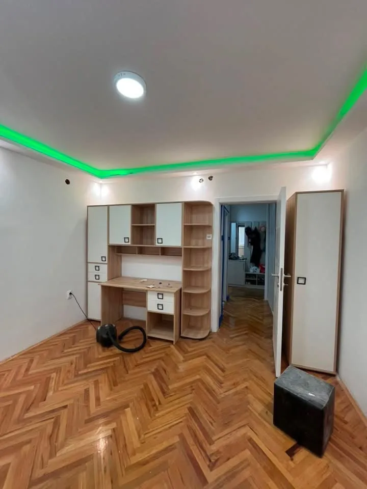 Završena prostorija sa spuštenim plafonom i LED rasvetom