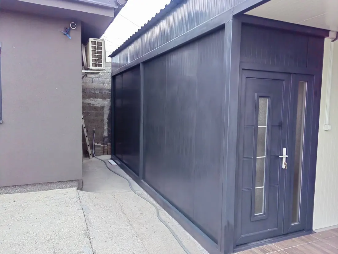 Comfort Box — bočna strana sa ulaznim vratima
