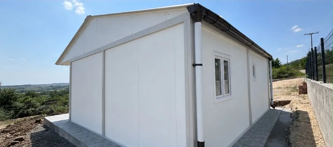 Premium Standard House — zadnji ugao sa olukom