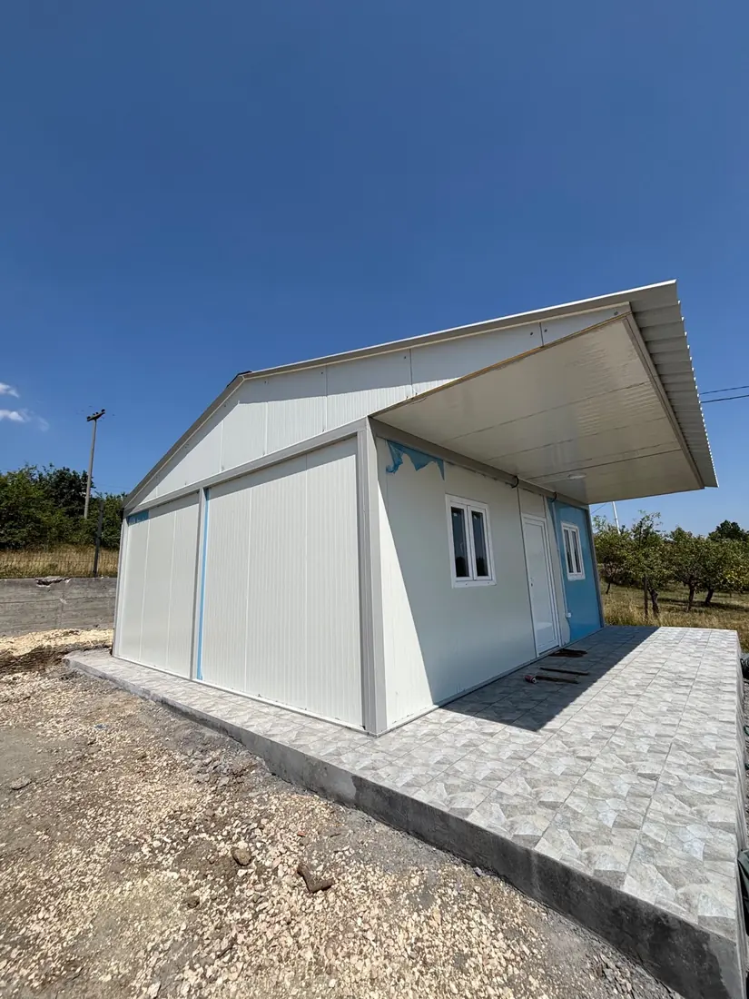 Premium Standard House — završni ugao sa popločanom terasom