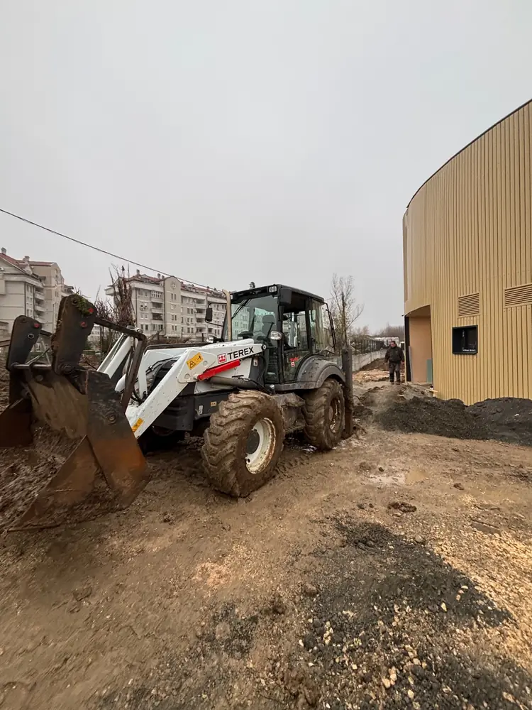 Mašina na gradilištu tokom radova